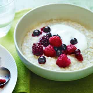 Delicious Porridge with Yoghurt & Berries